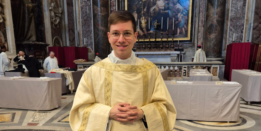 Diakon Johannes Gold vor der Ostermesse in einer Seitenkapelle des Petersdoms.