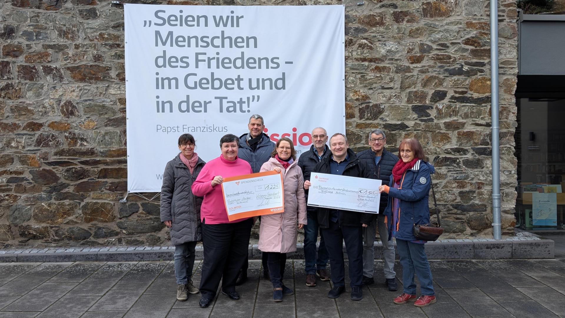 Spendenübergabe durch die Mitglieder des Orga-Ausschusses