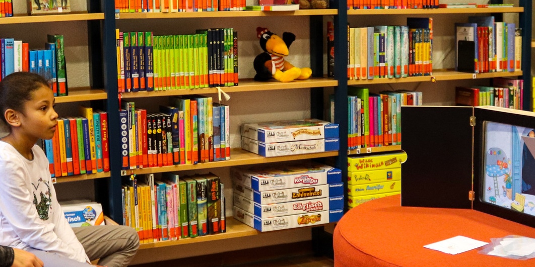 Kinder in der Bücherei