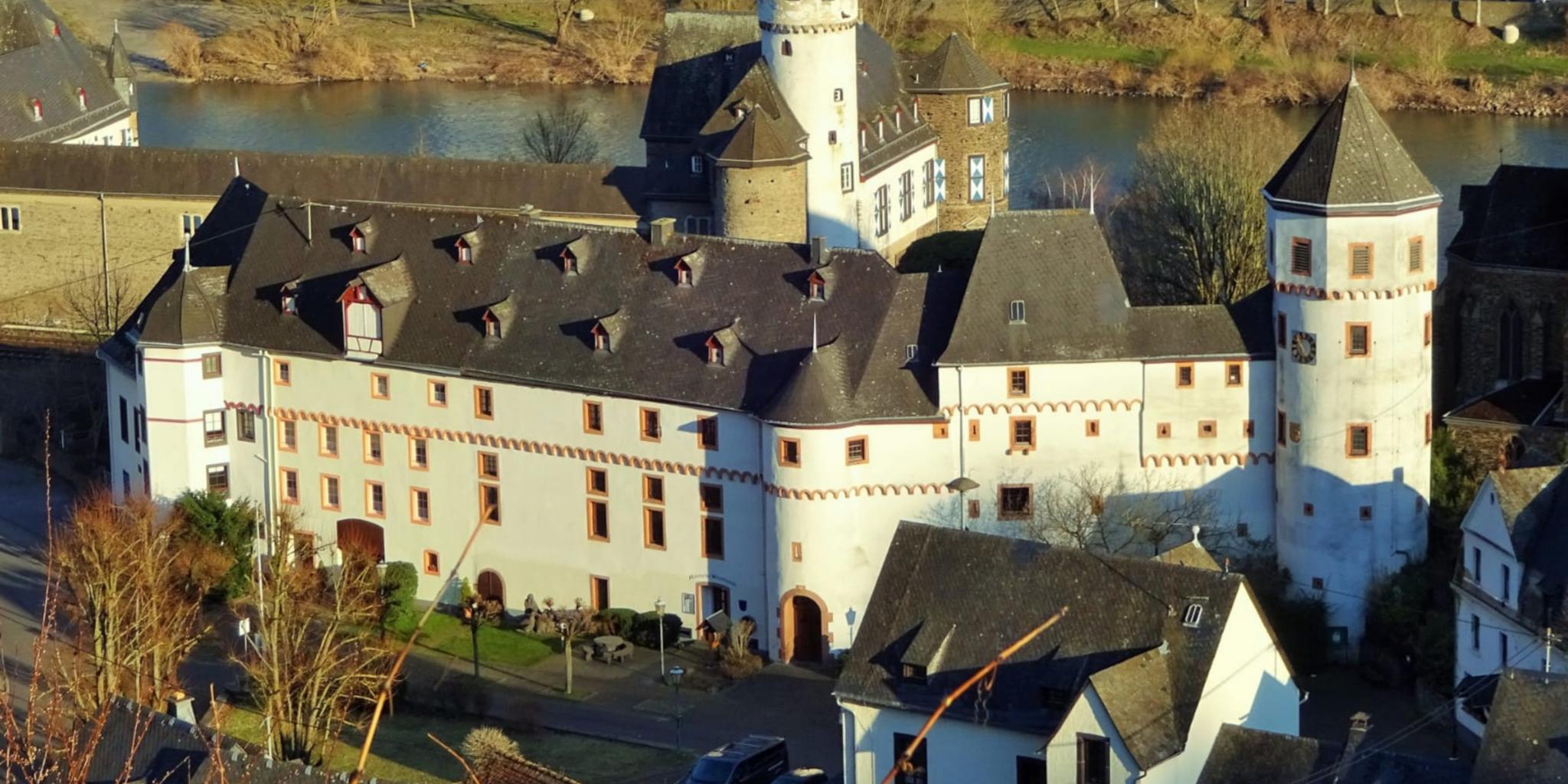 Drohnenaufnahme des Schloss von der Leyen in Gondorf
