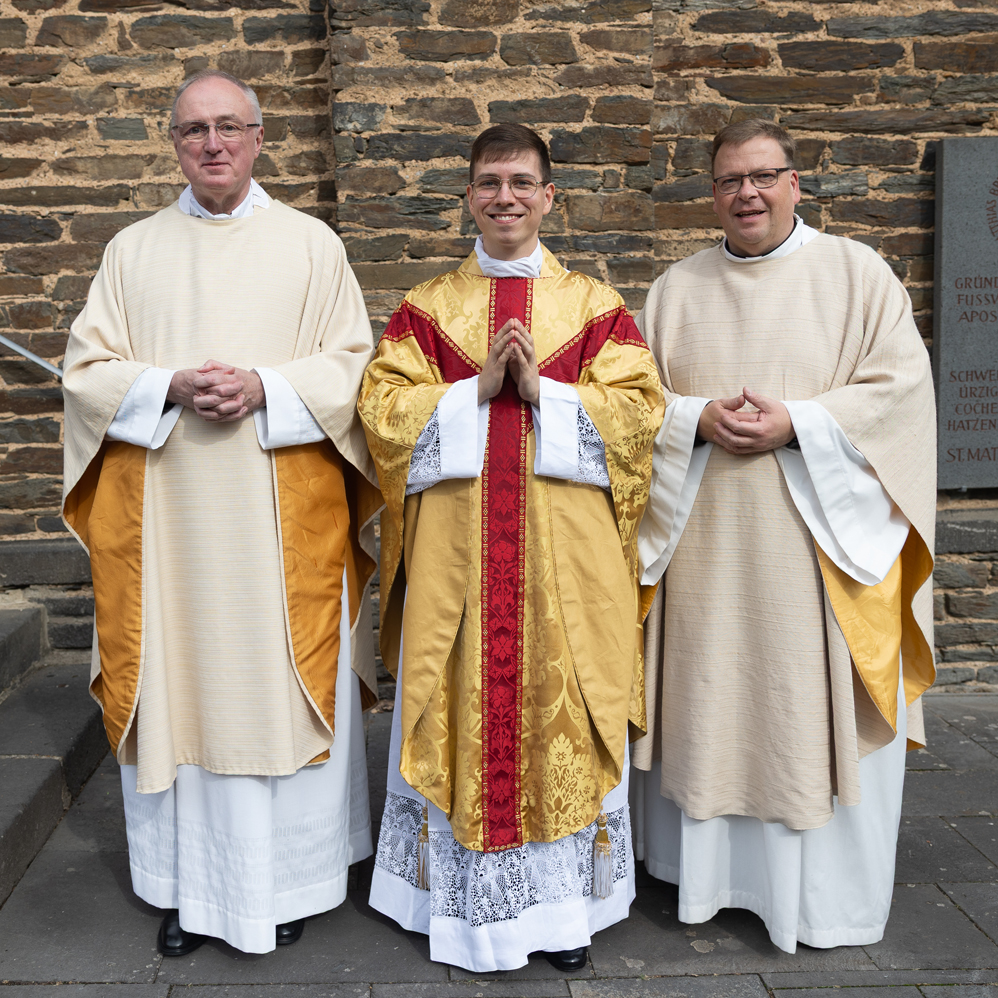 von links nach rechts: Pfarrer Klaus Kohns, Müllenbach, Johannes Gold, künftig Kaplan in Saarlouis, Pfarrer Stefan Dumont, Boppard