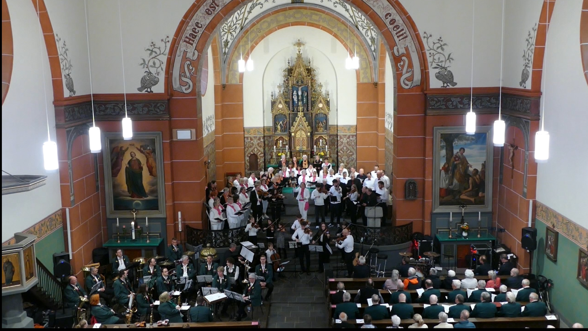 Chorraum und vorderes Kirchenschiff mit allen Akteuren