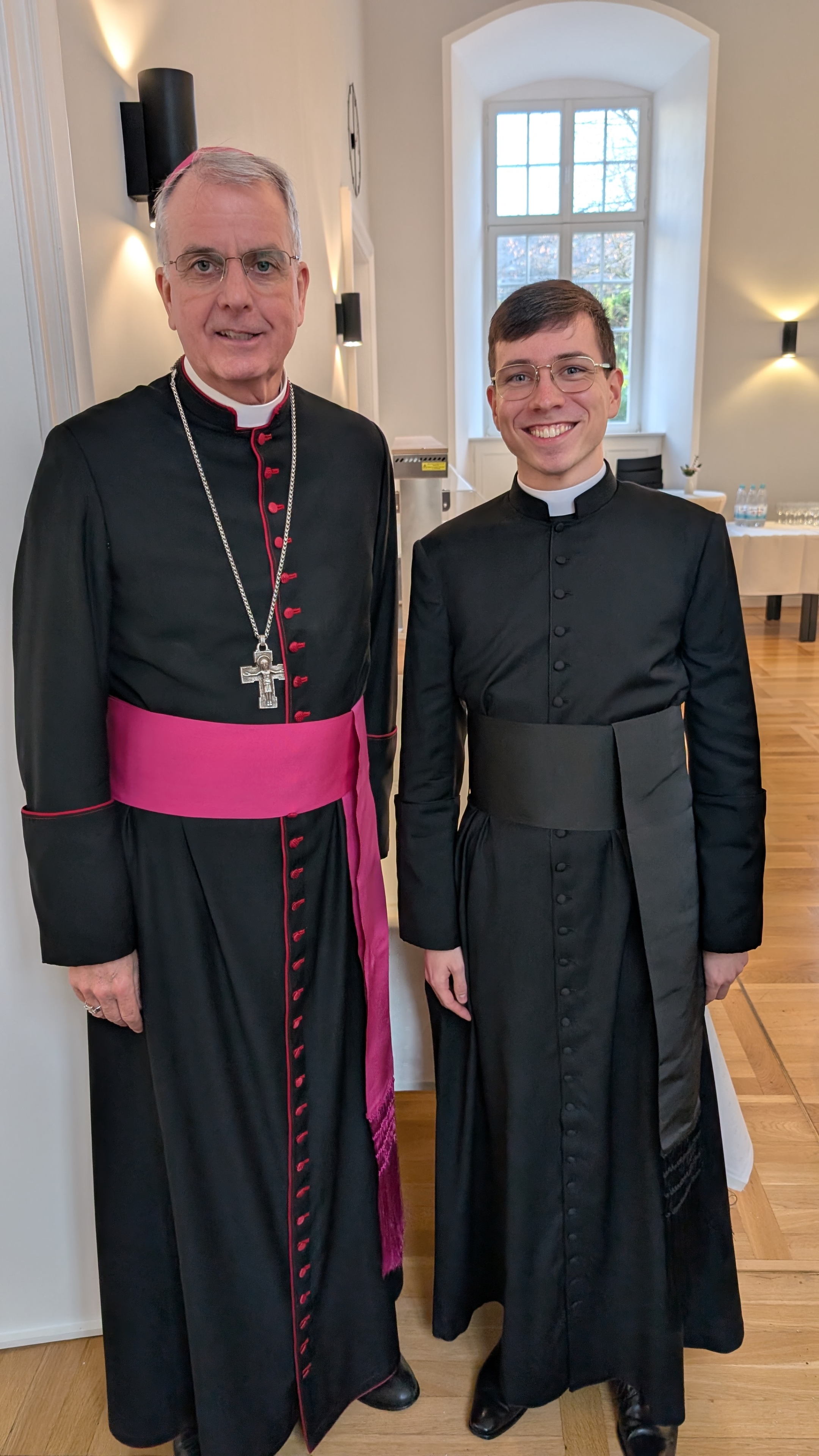 Weihbischof Jörg Michael Peters (links) und Diakon Johannes Gold (rechts)