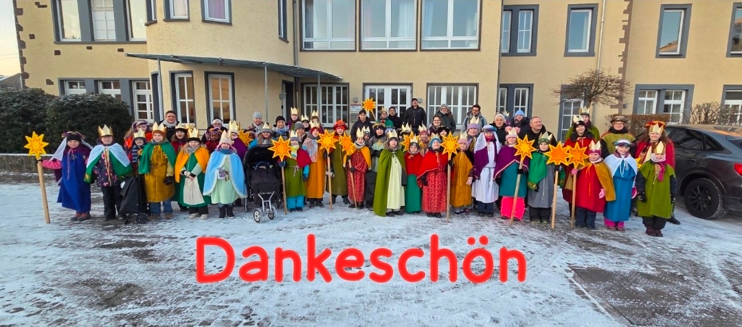 Sternsingergruppe vor dem Gemeindezentrum in Ochtendung